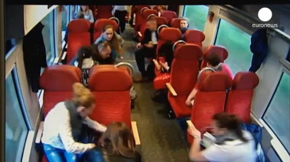 Momentul in care un mecanic de locomotiva isi avertizeaza pasagerii sa se pregateasca de impact. VIDEO