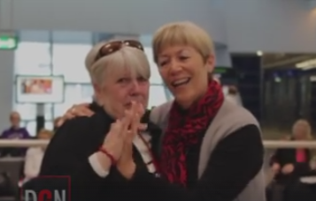 Momentul emotionant in care doua surori se reintalnesc dupa ce nu se mai vazusera de 60 de ani. VIDEO