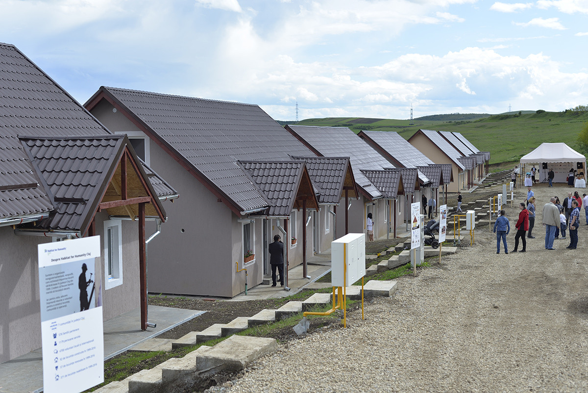 Mii de clujeni au ajutat noua familii sa aiba pentru prima data o locuinta decenta