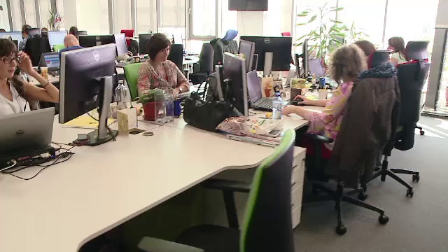 Romanii lucreaza mult, dar sunt de 6 ori mai ineficienti ca restul europenilor. Ce ar insemna 2 ore muncite mai putin vinerea