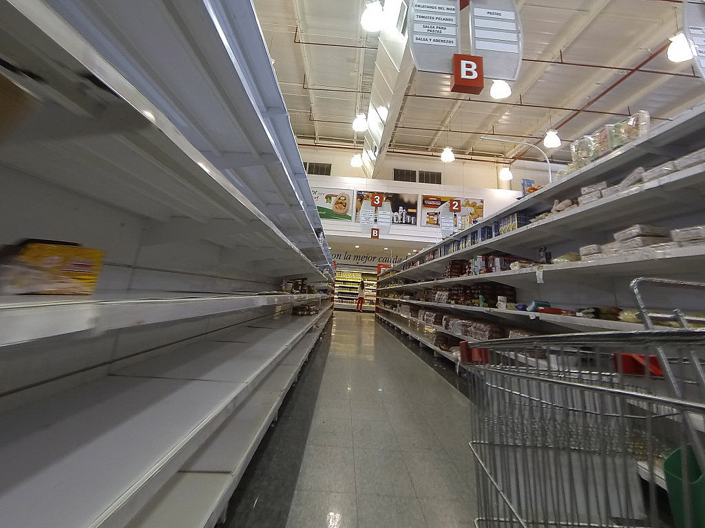 Venezuelenii impinsi de criza sa fure tot ce pot: magazin lasat fara lenjeria intima, faina furata de motociclisti mascati