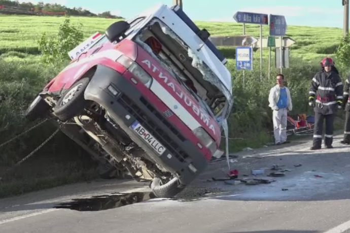 Ambulanta implicata intr-un accident, in timp ce transporta un pacient in stare delicata. Ce spun martorii