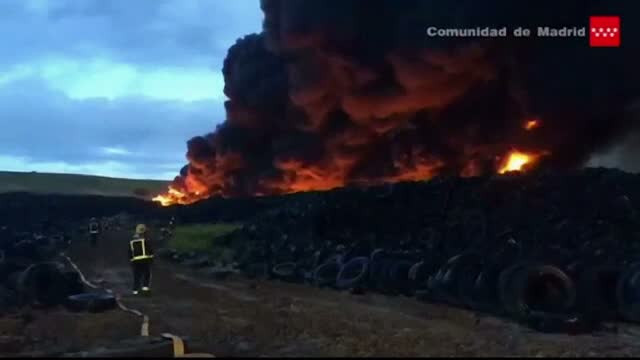 9.000 de spanioli, evacuati din cauza incendiului din cimitirul ilegal de cauciucuri uzate. Anuntul facut de autoritati