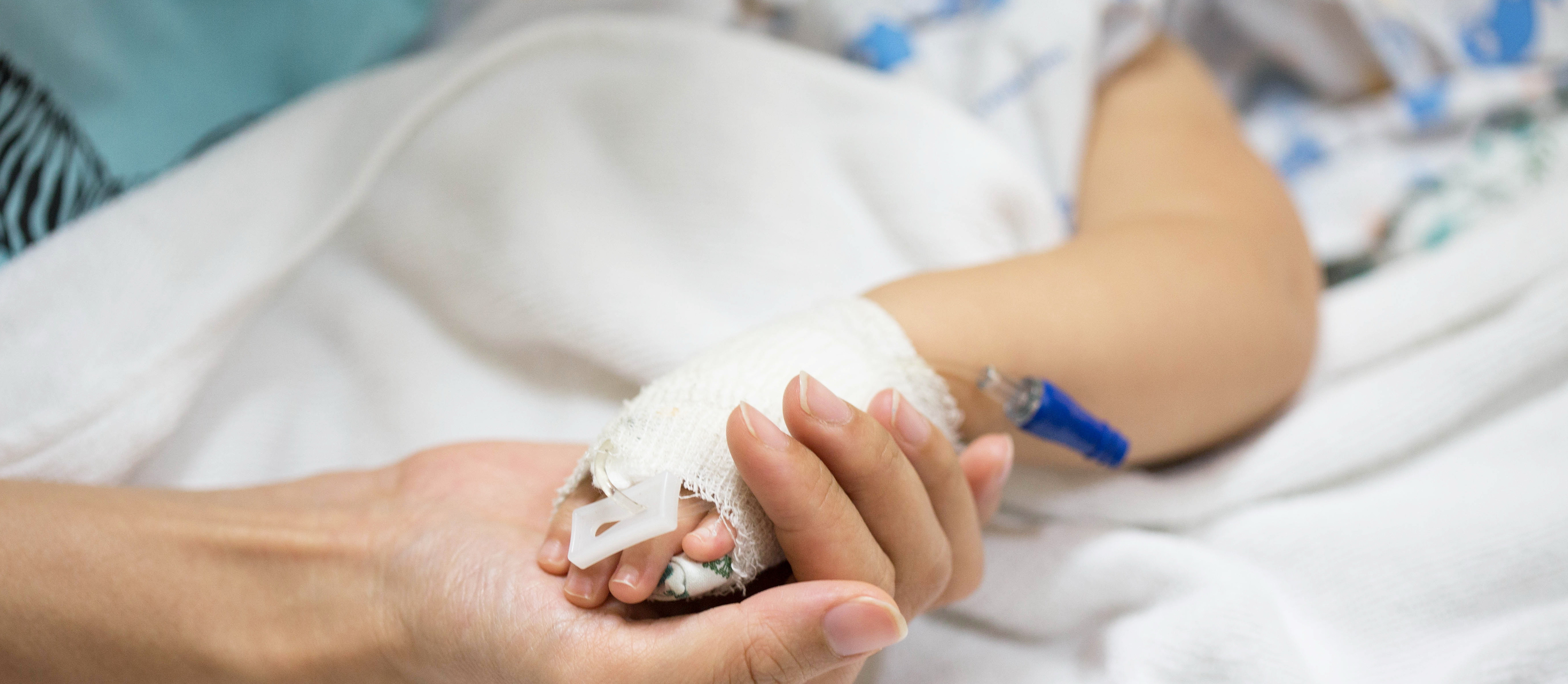 Unei fetite de doi ani i-a fost extirpata o tumoare uriasa. "Acum nu se mai chinuie sa mearga"