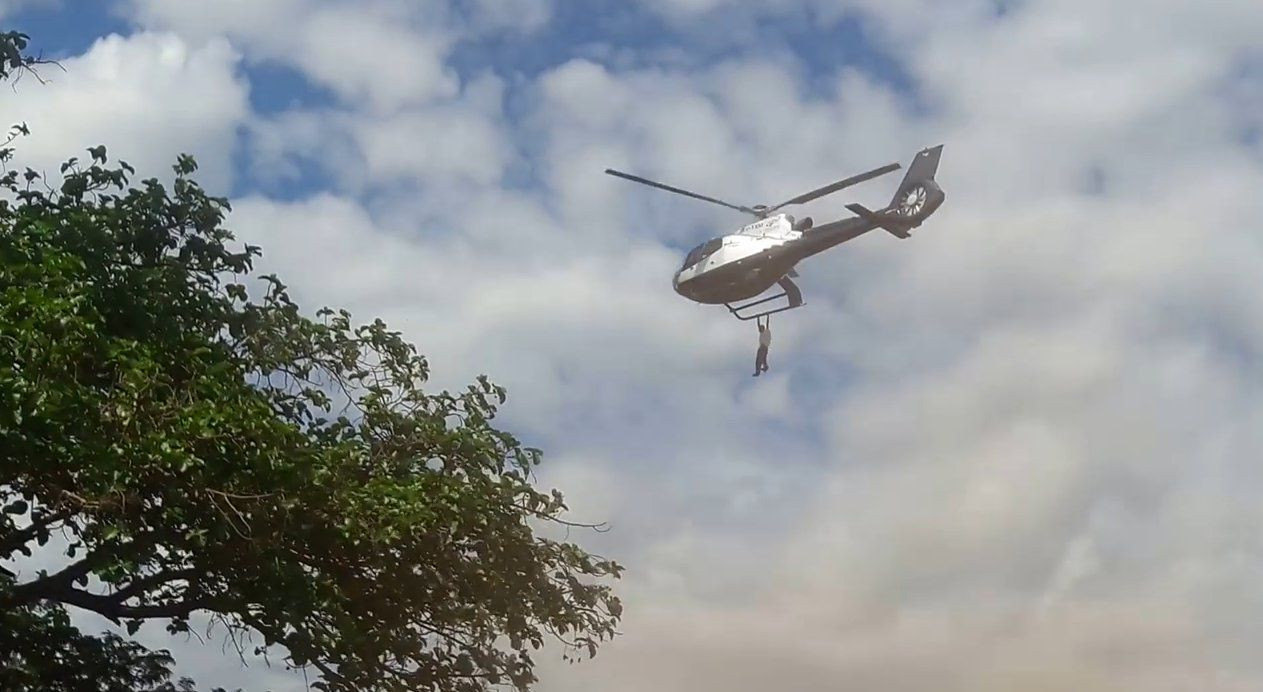 Un barbat indurerat s-a agatat de elicopterul care transporta sicriul cu trupul unui om de afaceri, in Kenya. In ce stare e
