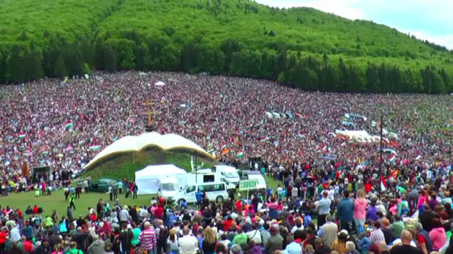 100.000 de oameni au venit sa sarbatoreasca Rusaliile catolice, la Sumuleu Ciuc. Presedintele Ungariei a fost si el prezent