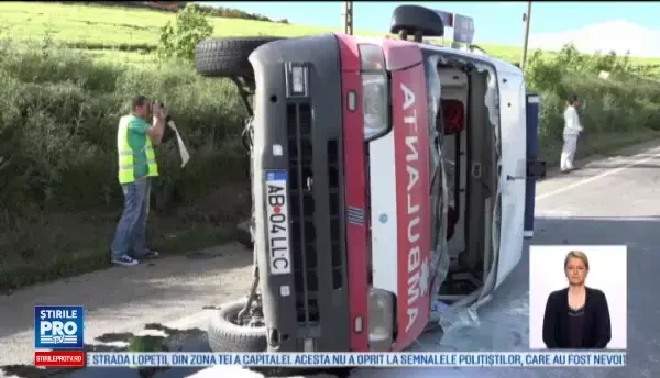 Ambulanta implicata intr-un accident, in timp ce transporta un pacient in stare delicata. Ce spun martorii