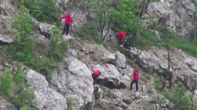 Trupul unui barbat a fost gasit intre stancile unei foste cariere din Brasov. Ce au descoperit salvamontistii