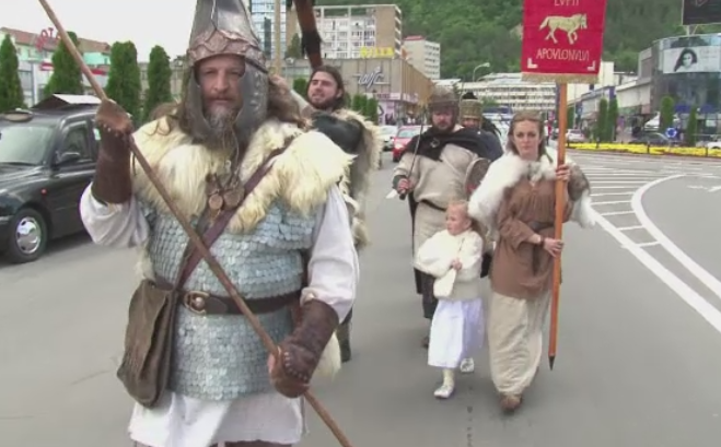 Strigate de lupta pe strazile din Piatra Neamt, la prima editie a festivalului dacic. Spectacolul oferit privitorilor
