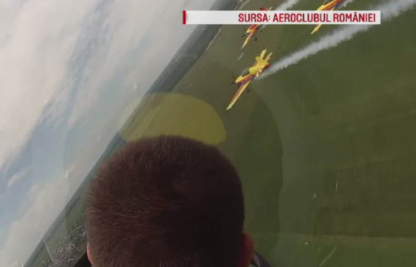 Spectacol pe cer la Aerodromul de la Strejnic, de langa Ploiesti. 9.000 de oameni au urmarit acrobatiile pilotilor