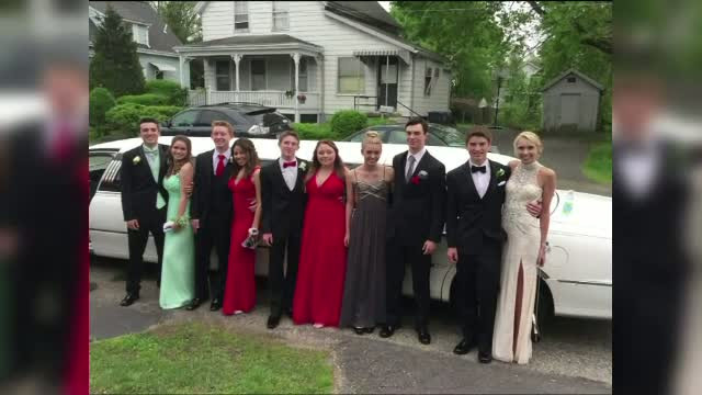 Momente dramatice pentru 10 elevi care mergeau la balul de absolvire. Ce s-a intamplat cu limuzina in care se aflau