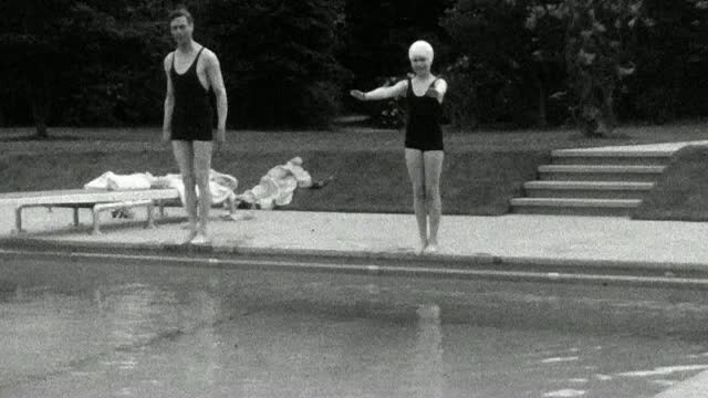 Doua fotografii rare cu regina Elisabeta a II-a, in tinerete, publicate de Casa Regala