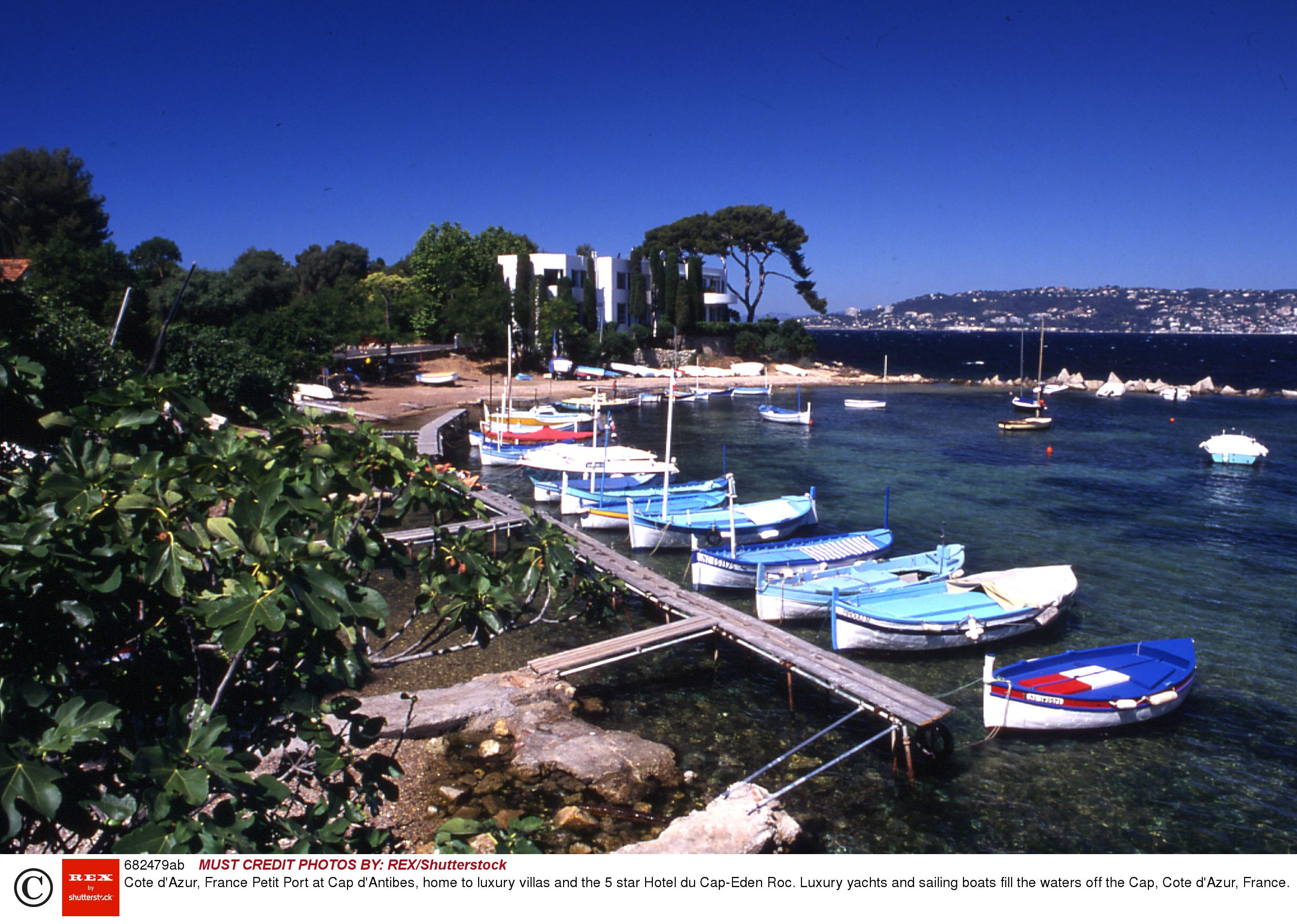 Panica la Cannes. Barbati cu steaguri negre si cagule pe cap au luat cu asalt un hotel de lux: "A fost o gluma proasta"
