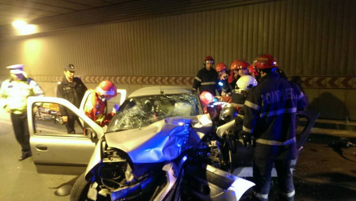 Accident grav in Pasajul Unirii, din Capitala. Un barbat a murit dupa ce masina lui s-a izbit intr-un stalp