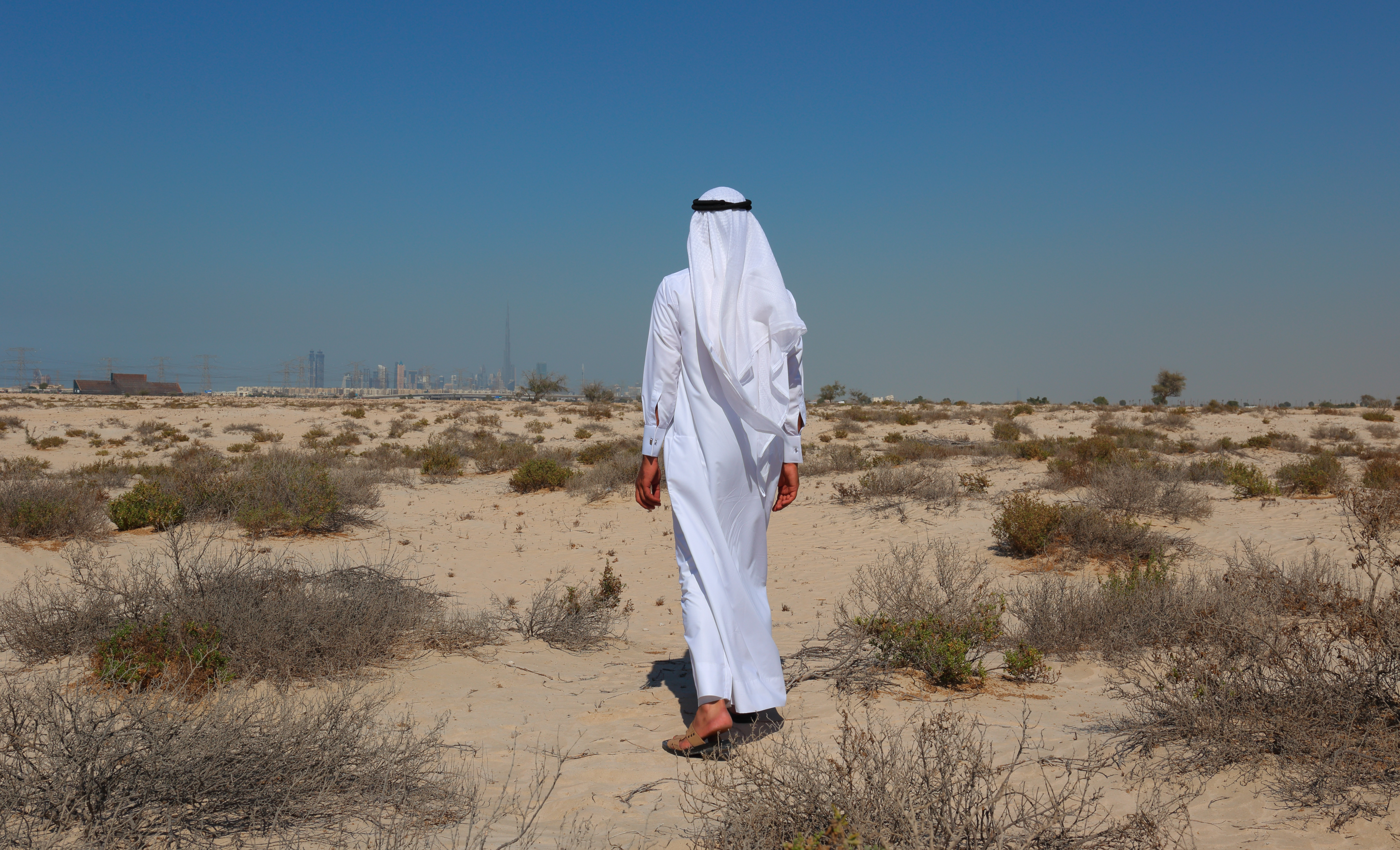 "Spiderman din Golf". Un barbat musulman escaladeaza in 20 de secunde o cladire: filmarea care a ajuns viral. VIDEO