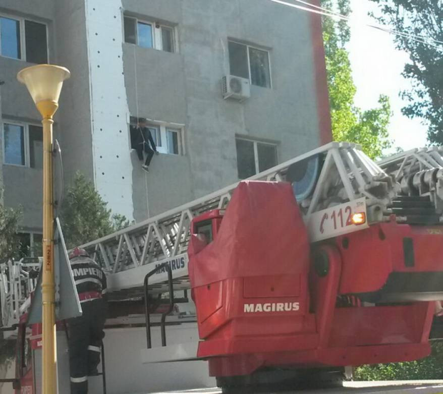 Panica in Constanta, dupa ce un tanar a ramas suspendat la etajul doi, iar vecinii au sunat la 112. Ce a vrut sa faca
