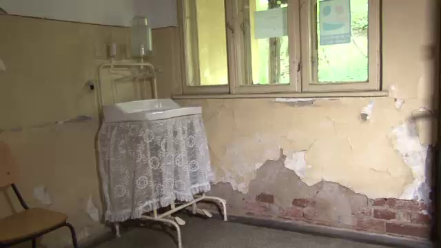 Un dispensar din Romania n-a fost renovat de 80 de ani: mesele sunt ruginite si tavanul se prabuseste. Explicatia primariei