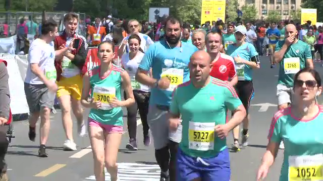 Mii de oameni au alergat in scop nobil la semimaratonul de la Bucuresti. Cine a castigat cursa de 21 km