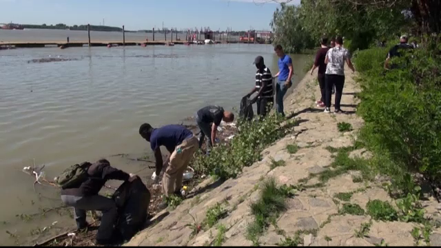 Soldatii americani de la baza Mihail Kogalniceau au strans gunoaie si au curatat faleza din Galati. Reactia trecatorilor