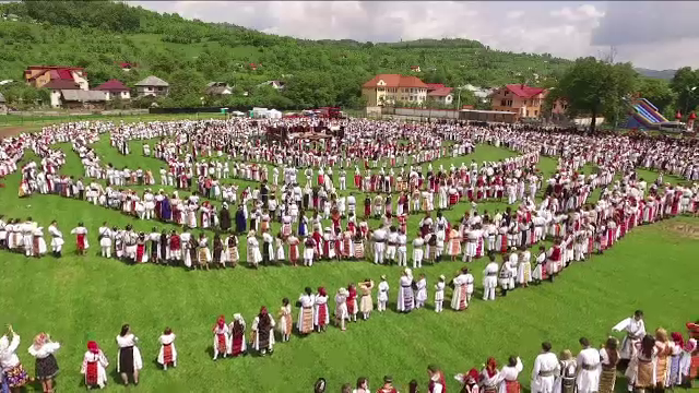 Hora uriasa, cu 5.000 de romani imbracati in costume populare, la Nasaud. "Ne-am adunat sa aratam ce avem"
