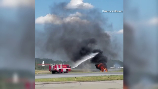 Un pilot a murit dupa ce avionul de mici dimensiuni s-a prabusit la un show aviatic. Spectatorii, martori la tragedie