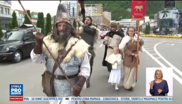 Strigate de lupta pe strazile din Piatra Neamt, la prima editie a festivalului dacic. Spectacolul oferit privitorilor