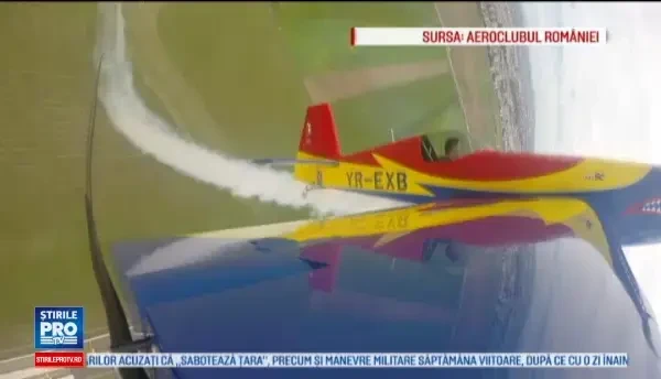 Spectacol pe cer la Aerodromul de la Strejnic, de langa Ploiesti. 9.000 de oameni au urmarit acrobatiile pilotilor
