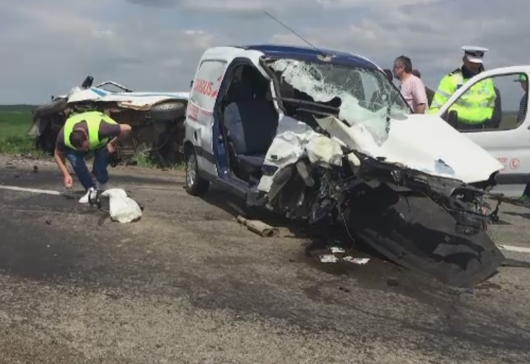 Accident bizar in Botosani. O femeie a fost aruncata prin parbriz dupa ce masina ei a fost rasturnata de vantul puternic