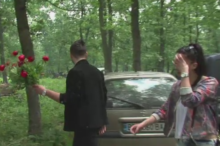 Au participat la o petrecere campeneasca si au plecat cu bratele pline cu bujori din rezervatie. Ce au facut cu florile