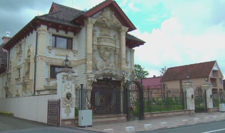 Comuna din Romania cu palate luxoase, dar nelocuite. Cine sunt proprietarii locuintelor