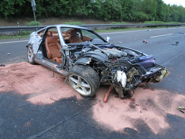 Sofer de 33 de ani, ranit grav dupa ce a pierdut controlul Ferrari-ului pe care il conducea cu 300 de km/h