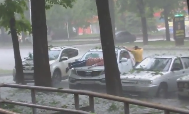 Cum isi apara rusii masinile de grindina. Imaginile care fac inconjurul internetului. VIDEO