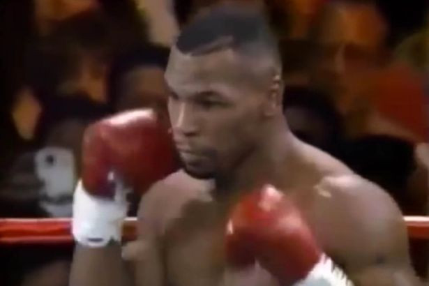 Clipul bizar care sugereaza ca un spectator a calatorit in timp! Ce s-a intamplat la un meci al lui Mike Tyson din 1995