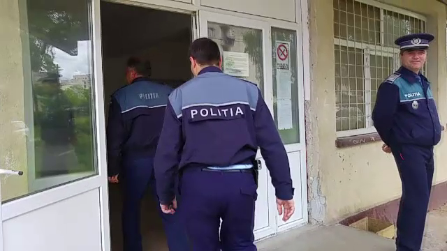 Barbatul care a lovit doi politisti, in arest la domiciliu. Acesta a depus si el plangere impotriva agentilor