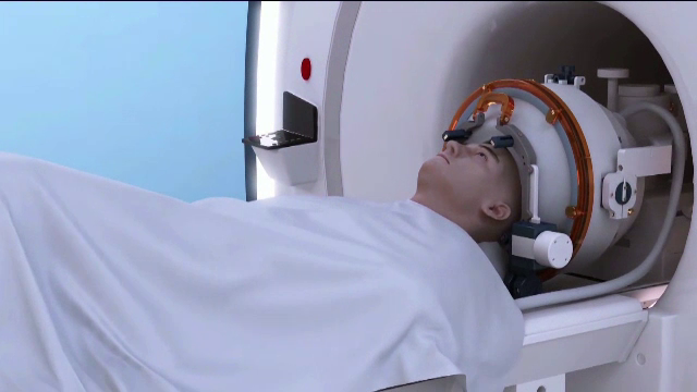 Casca-minune care i-ar putea scapa pe bolnavii de Parkinson de tremur. 39 de persoane au fost deja vindecate
