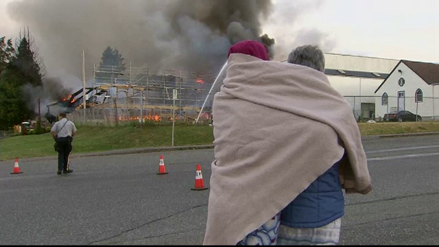 Un incendiu masiv a mistuit un bloc de locuinte din Canada. Cel putin 70 de apartamente au fost facute scrum