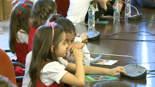 150 de elevi le-au cerut parlamentarilor sa declare 1 iunie zi libera. "Familia e cel mai important lucru de pe pamant"