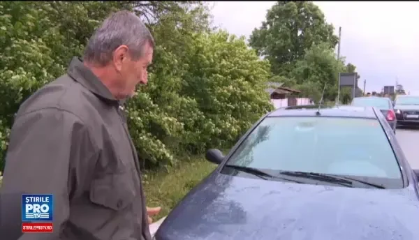 Un sofer a trecut cu masina printr-o multime de localnici din Gorj, dupa un scandal. Un pensionar a fost tarat 10 metri