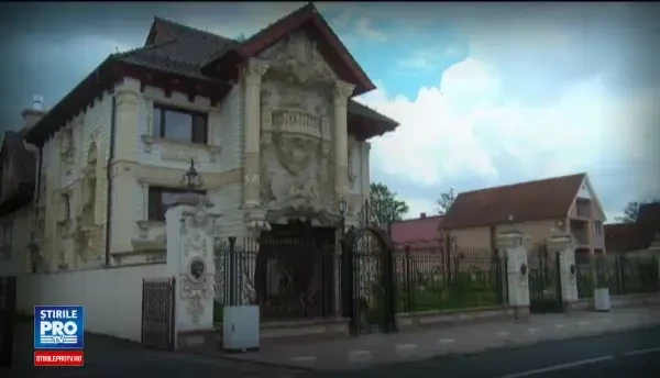 Comuna din Romania cu palate luxoase, dar nelocuite. Cine sunt proprietarii locuintelor