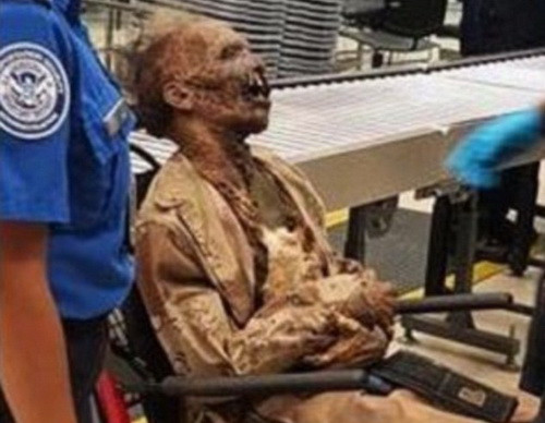 Angajatii de pe aeroport au ramas masca atunci cand au vazut cine a venit la verificari. Cine era de fapt "barbatul". FOTO