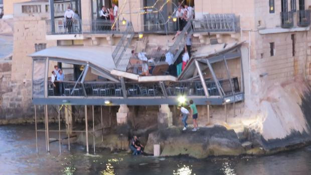 Opt turisti francezi raniti in Malta, in urma surparii balconului unui restaurant. VIDEO