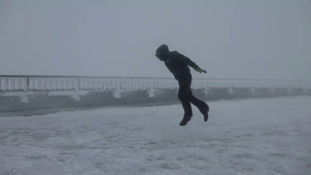 Cascadoria incercata de un meteorolog s-a viralizat. Vantul a batut cu 175 de kilometri pe ora