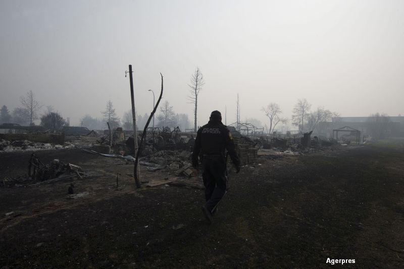Autoritatile din Canada se pregatesc de ce e mai rau. Incendiul urias de padure se indreapta spre campurile petroliere