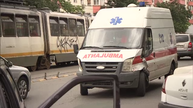 O ambulanta care transporta o femeie bolnava de cancer a fost lovita de o masina, in Capitala. Soferii au fost raniti usor
