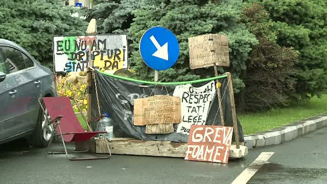 De ce a vrut un barbat sa isi dea foc in fata Guvernului. "Isi arsese putin pantalonii"