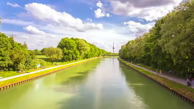 Orasul din Germania care si-a extins albia raului pana au aparut cafenelele, dar si mana intinsa a cersetorului roman
