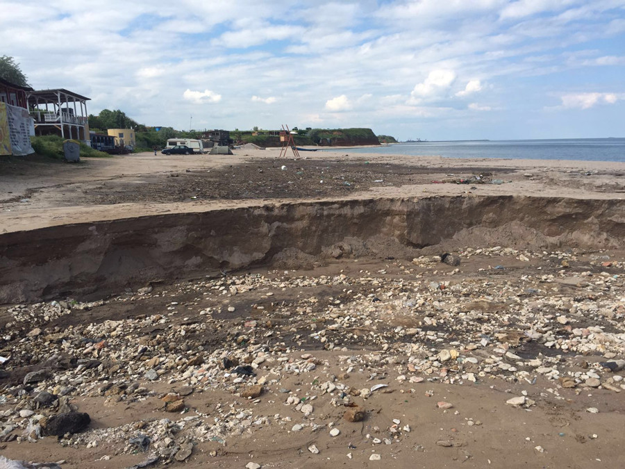 Vama Veche a fost DISTRUSA de ploi in doar jumatate de ora. Pe plaja de corturi a aparut un crater urias