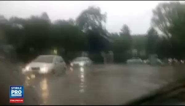 Strazile din Mangalia, transformate in rauri in urma ploilor de luni. Canalizarea nu a mai facut fata. FOTO