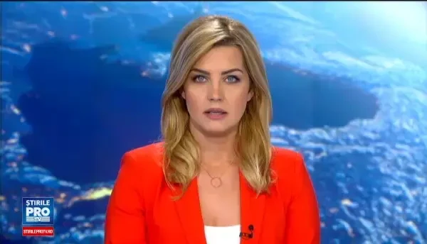 O ambulanta care transporta o femeie bolnava de cancer a fost lovita de o masina, in Capitala. Soferii au fost raniti usor