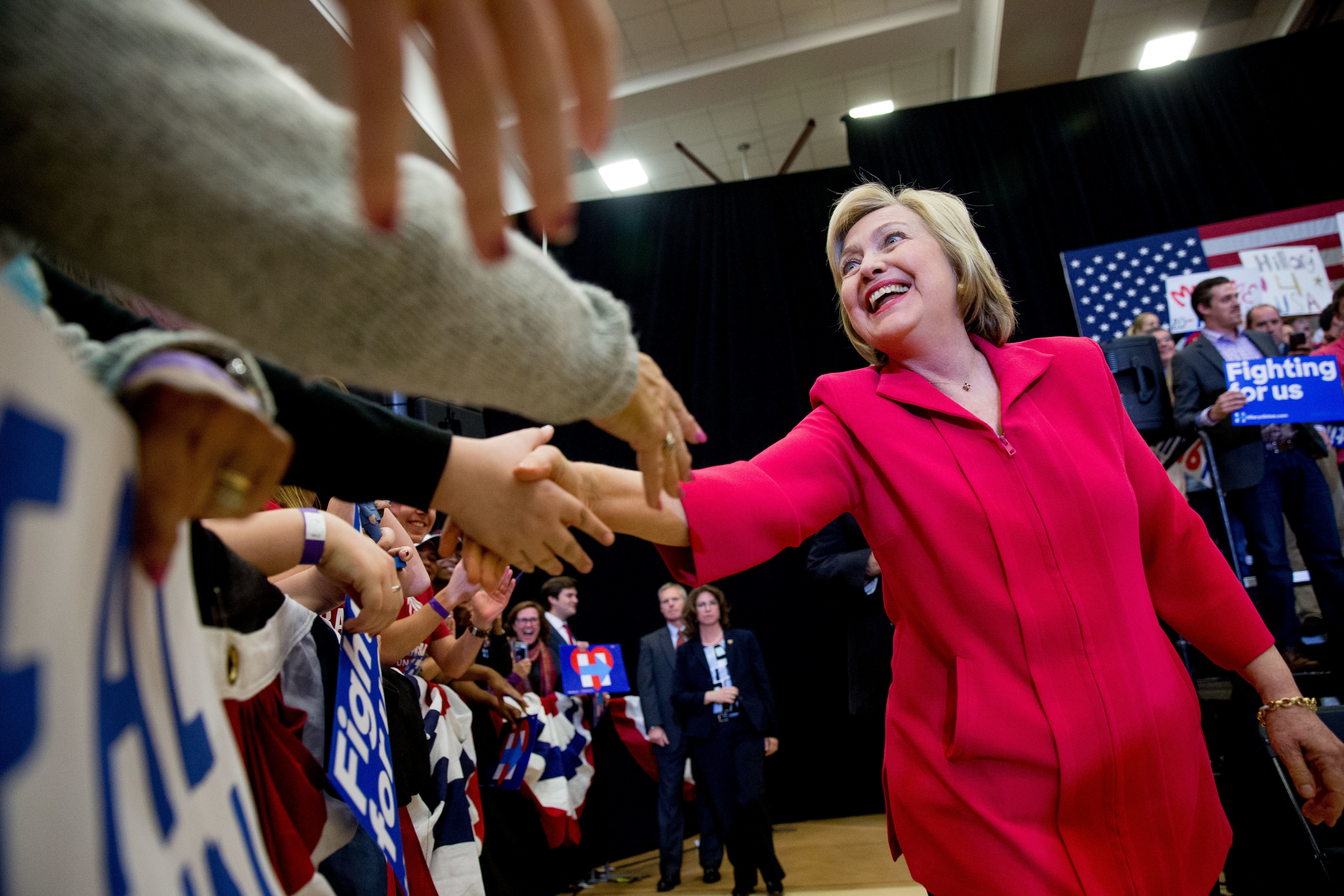 AP: Hillary Clinton a strans numarul de delegati necesari pentru a fi candidatul democratilor in cursa pentru Casa Alba